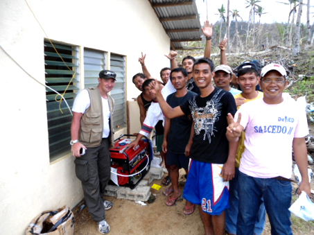 Robert Capozzela après l’installation d’un générateur électrique dans un « barangay ». © Électriciens sans Frontières