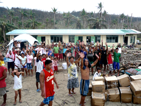 Les philippins et les bénévoles ensemble pour aider les habitants. © Électriciens sans Frontières