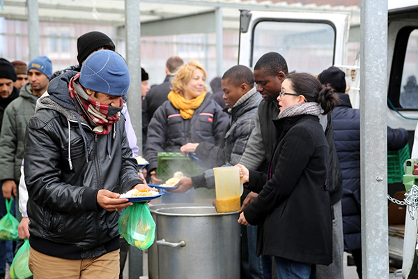 Distribution de repas par l’Auberge des migrants. © ASSOCIATION MINE DE RIEN
