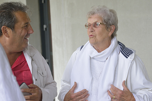 Avant la rencontre "officielle", Michel Barthas, secrétaire général de la CCAS, écoute les requêtes de Geneviève Bouteiller, 84 ans, bénéficiaire de Rouen ©D.Delaine/ccas