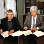 Michaël Fieschi et Jean-Claude Eyraud, président de la Mutuelle d’Action Sociale 04-05, signent la convention de transfert de gestion du CDS de Manosque, le 19 février 2016 © Joseph Marando