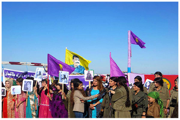 Le 3 mars dernier, au Kurdistan irakien, près de Kirkuk, des membres de l'Organisation des femmes libres au Kurdistan (RJAK) retrouvent des combattantes de la guérilla et font une déclaration commune à la presse © DR