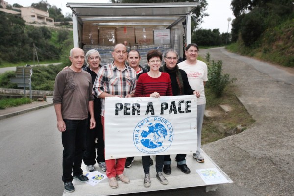 Les collègues de Per a Pace à Ajaccio le 2 avril dernier Dans les véhicules également les dons de particuliers (Pays ajaccien, Taravo, Balagne,…) du Secours populaire, de l’association Rinascitta…