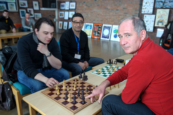 Luc Hallay lors de l'activité échecs qu'il propose à Paluel (Seine-Maritime) © Didier Delaine/CCAS