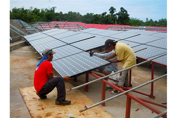 Installation d'une ferme solaire à Daanbantayan (Philippines), octobre 2015 © Electriciens sans frontières