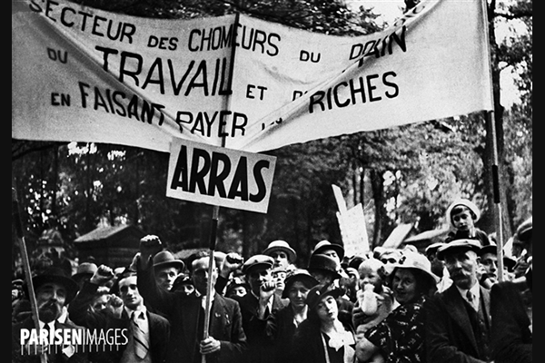 Front Populaire. Défilé devant le mur des Fédérés pour l'anniversaire de la Commune. Paris, 24 mai 1936 © Albert Harlingue / Roger-Viollet