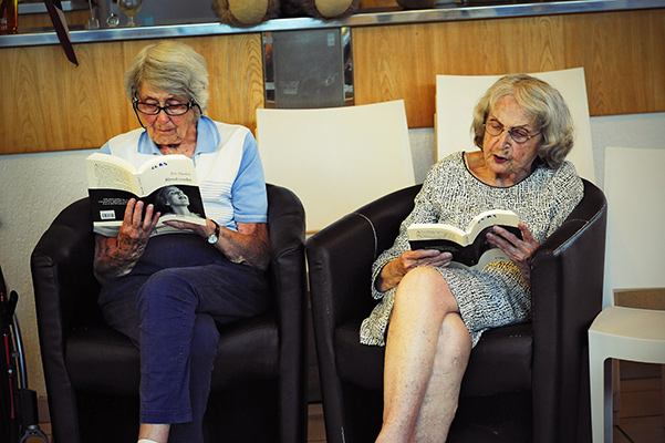 A droite, Marie-Josèphe Bonnin lit le livre d'Éric Paradisi. "Blond cendré". A gauche, Christiane Fleury résidente ©J.Marando/ccas