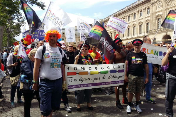 Les membres d'EnerGay (à g., Benoît Dogneau, vice-président) défilent à la Gay Pride 2016, à Paris. Crédits : Tiffany Princep/CCAS 