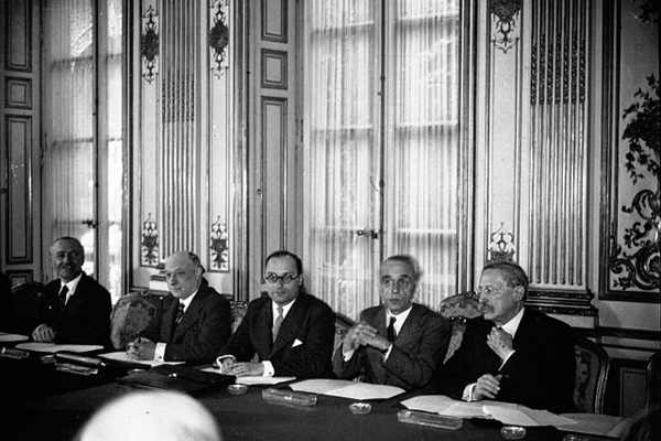 Le nouveau ministère formé par M. Chautemps à l'Hôtel Matignon : de droite à gauche M.M. Blum, Faure, Zay, Rucart et Brunet : 1937 ©Agence de presse Meurisse‏ via Wikimedia Commons