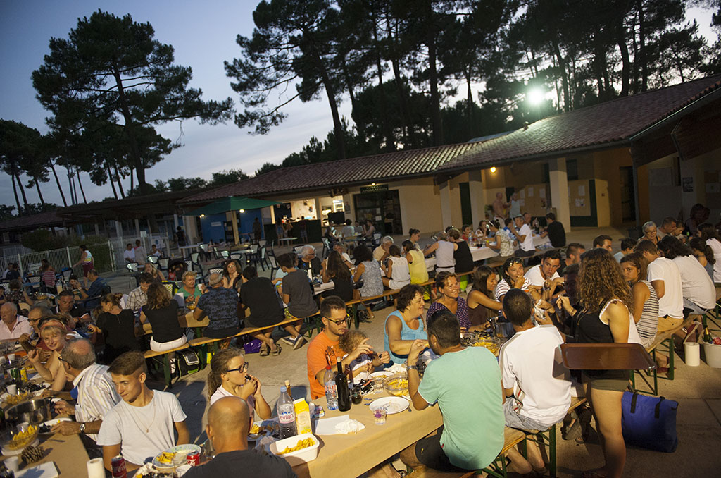 Sur la terrasse du centre de vacances des Mathes, dîner commun entre vacanciers - © S. Le ClezioSébastien LeClezio/ccas