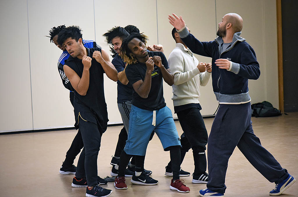 Mourad Merzouki en répétition avec sa troupe à l'espace Albert Camus de Bron ©J.Marando/CCAS