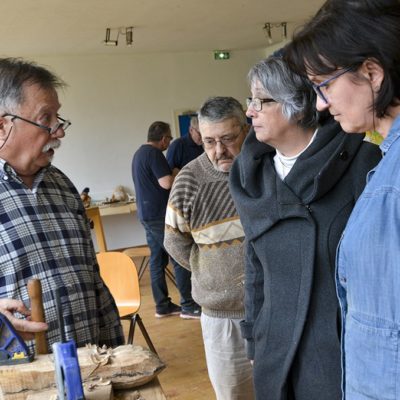 Toucher du bois | Journal des Activités Sociales de l'énergie | 43888 Monique Grusenmeyer avec Michel Paul. Patricia Badiou et Robert Perrier