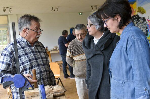Toucher du bois | Journal des Activités Sociales de l'énergie | 43888 Monique Grusenmeyer avec Michel Paul. Patricia Badiou et Robert Perrier