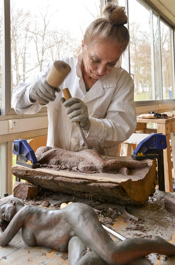 Toucher du bois | Journal des Activités Sociales de l'énergie | 43893 Monique Alin sculpte un corps de femme