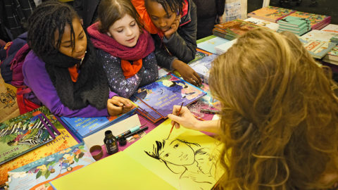 Visite du Salon du livre jeunesse de Montreuil par les enfants de la CMCAS Languedoc, décembre 2017. Dédicace de l'illustratrice Judith Gueyfier.