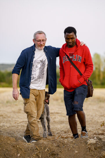 Laurent Carbonneaux : "On peut changer le sort des enfants migrants" | Journal des Activités Sociales de l'énergie | 82927 Laurent Carbonneaux et Ibrahima son fils adoptif