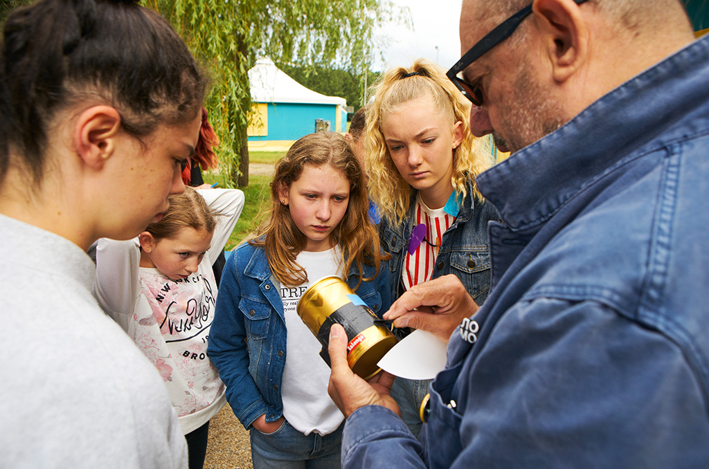 Mesquer : un atelier photo "à l'ancienne" captive les ados | Journal des Activités Sociales de l'énergie | 106337 Caravane Photos 2021 en visite a la colo 12 14 ans a Mesquer
