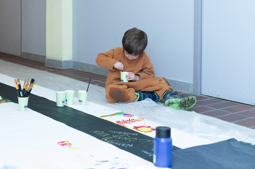 À Savines-le-Lac, on interroge les migrations avec art | Journal des Activités Sociales de l'énergie | 114841 Residence dartiste Hura Mirsheka a Savines