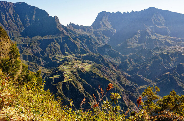Par 21° de latitude sud, 55° de longitude est, dans l’océan Indien, juste en dessous du tropique du Capricorne… là se niche un petit bout de terre française, La Réunion, qui puise sa richesse dans des paysages volcaniques époustouflants, une biodiversité remarquable et des origines océaniques métissées.