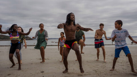 Karim Sylla et Vesna Mbelani. Ateliers de danse au village vacances de Trébeurden, août 2022, dans le cadre de la résidence culturelle des danseurs Vesna Mbelani et Karim Sylla, soutenus par l'Atelier des artistes en exil.