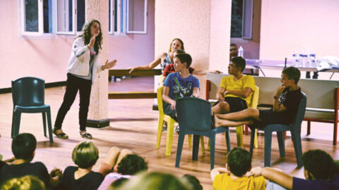 Les jeunes de la colo de Gèdre (Hautes-Pyrénées) ont fait l’expérience du théâtre-forum grâce au réseau Arc-en-Ciel Théâtre, le 18 juillet 2022. ©Stéphane Sisco/CCAS