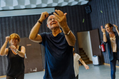 Michel Benzékry, CMCAS Marseille. Ateliers de danse au village vacances de Trébeurden, août 2022, dans le cadre de la résidence culturelle des danseurs Vesna Mbelani et Karim Sylla, soutenus par l'Atelier des artistes en exil.