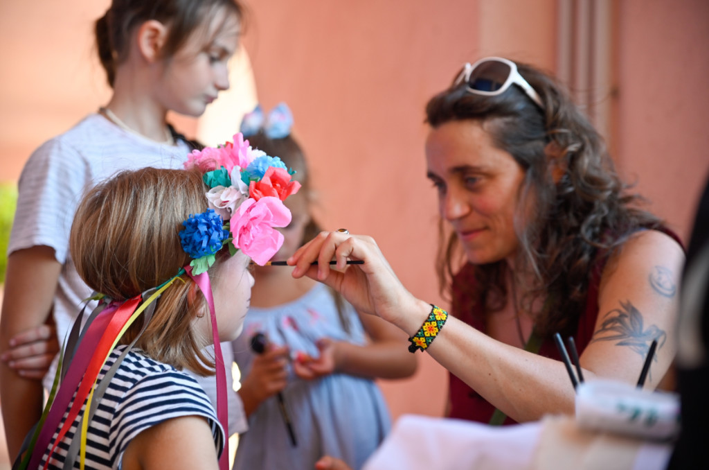 Maquillages. Journée de solidarité avec les réfugiés ukrainiens accueillis à Tourves (Var), le 19 août 2022.
