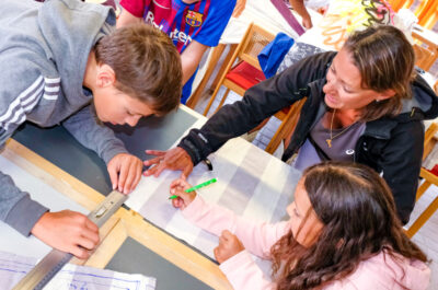 Ludivine Martino et ses enfants à l'atelier couture. Résidence artistique "Les Nouveaux Stades" (arts numériques, sport de rue et danse), proposé par le collectif Orbe à Savines-le-Lac du 14 au 21 août 2022.