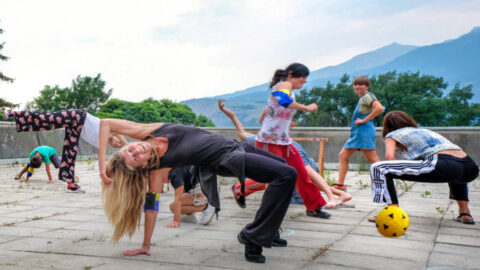 Foot de rue à Savines. Résidence artistique "Les Nouveaux Stades" (arts numériques, sport de rue et danse), proposé par le collectif Orbe à Savines-le-Lac du 14 au 21 août 2022.