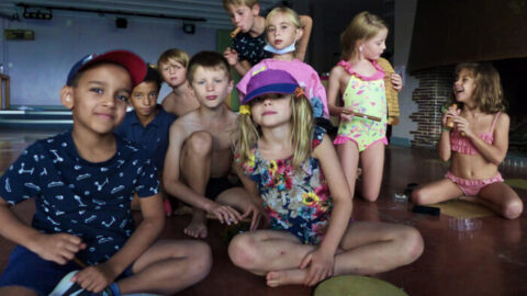 Enfants bruiteurs. En août 2022, les jeunes de la colo 6-8 ans régionale de Megève ont lu et bruité le livre La bande à Julio (éditions Kennes)