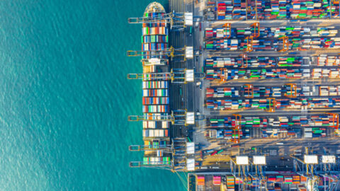 Photo : terminal de fret par cargo à Hong Kong. ©Chunyip Wong/Getty images