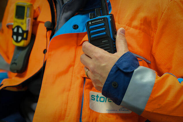 Storengy. Agent muni d'un talkie-walkie et d'un détecteur quatre gaz sur le site de Gournay-sur-Aronde.