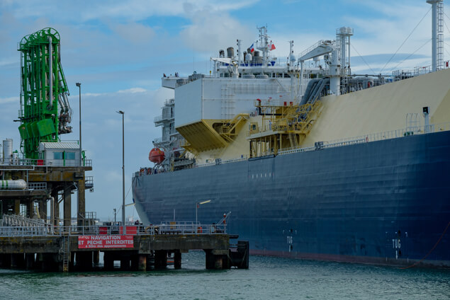 Elengy. A Montoir, Amarrage du LNG merak au terminal.