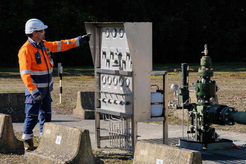 Storengy. Sébastien Fritot, contremaître maintenance, devant un puits d’exploitation à Gournay-sur-Aronde.