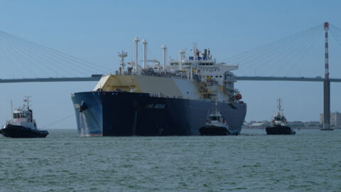 Elengy. Le LNG Merak escorté jusqu'au terminal de Montoir-de-Bretagne. Long format "Gaziers, de l'ombre à la lumière", novembre 2022 ©Charles Crié