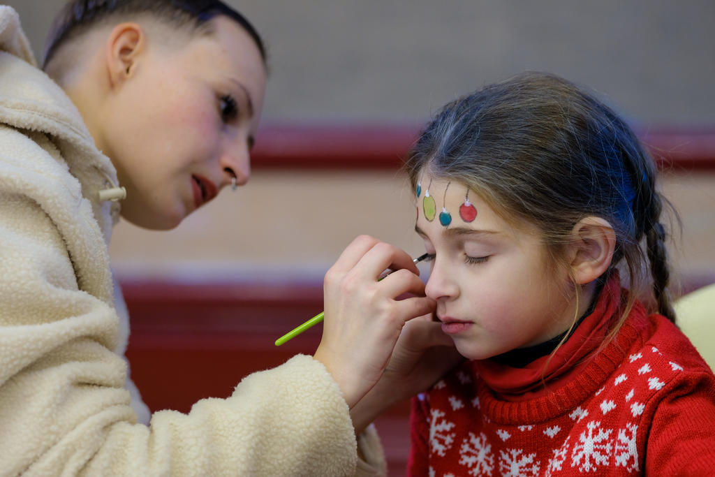 Maquillage au Village de Noël de la CMCAS Loire-Atlantique Vendée, les 17 et 18 décembre 2022 à Basse-Goulaine, près de Nantes.