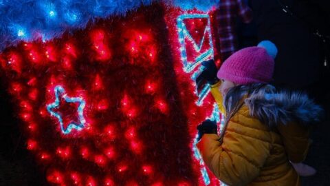 Enfant admirant les décorations du Village de Noël de la CMCAS Loire-Atlantique Vendée, les 17 et 18 décembre 2022 à Basse-Goulaine, près de Nantes.