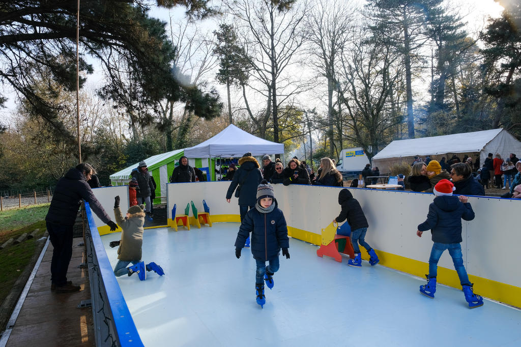 Patinoire au Village de Noël de la CMCAS Loire-Atlantique Vendée, les 17 et 18 décembre 2022 à Basse-Goulaine, près de Nantes.