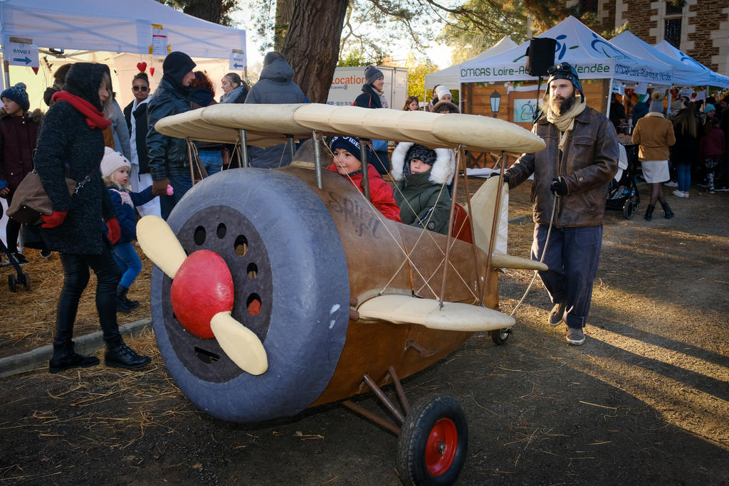 Enfant au Village de Noël de la CMCAS Loire-Atlantique Vendée, les 17 et 18 décembre 2022 à Basse-Goulaine, près de Nantes.