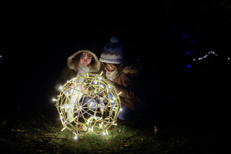 Près de Nantes, un beau Village de Noël intergénérationnel | Journal des Activités Sociales de l'énergie | Pres de Nantes le Village de Noel intergenerationnel reunit 5000 personnes.Pres de Nantes le Village de Noel intergenerationnel reunit 5000 personnes. 14