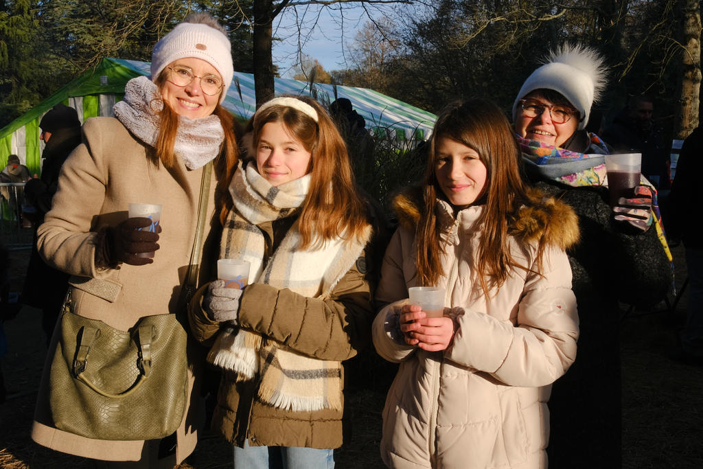 Famille au Village de Noël de la CMCAS Loire-Atlantique Vendée, les 17 et 18 décembre 2022 à Basse-Goulaine, près de Nantes.