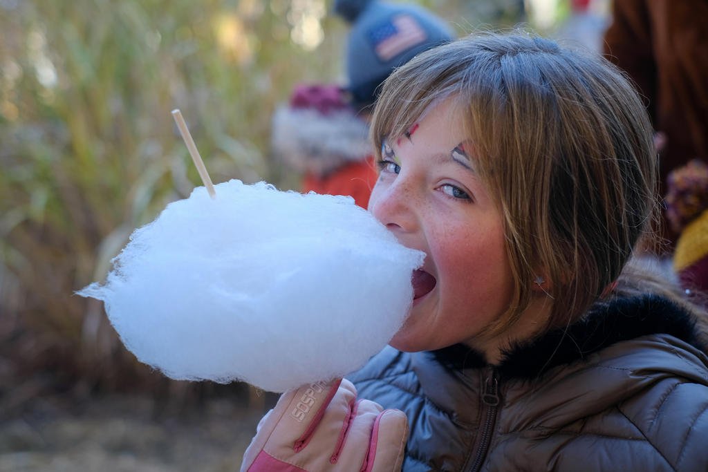 Enfant au Village de Noël de la CMCAS Loire-Atlantique Vendée, les 17 et 18 décembre 2022 à Basse-Goulaine, près de Nantes.
