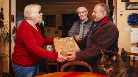 Bénévoles du réseau solidaire de la CMCAS Limoges lors de la remise des colis de Noël 2022