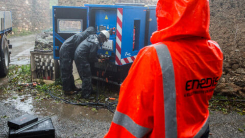 Dépannage des usagers privés d'électricité après une tempête en octobre 2018 dans l'Hérault.