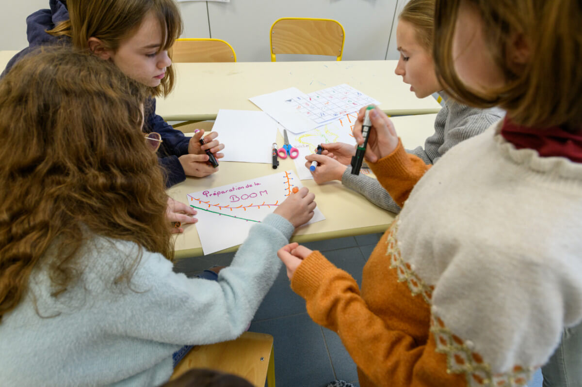 Colo 4-11 ans régionale (Grand Est) sur le thème du bal masqué, février 2023.