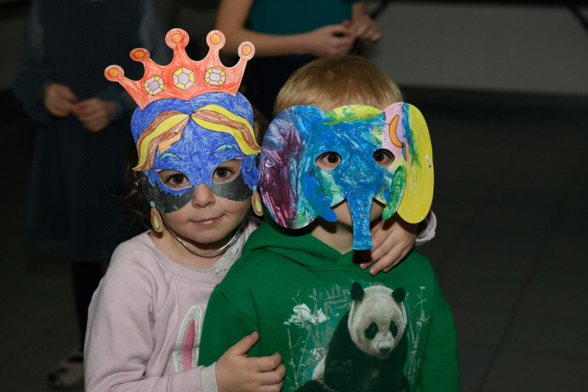 Colo 4-11 ans régionale (Grand Est) sur le thème du bal masqué, février 2023.