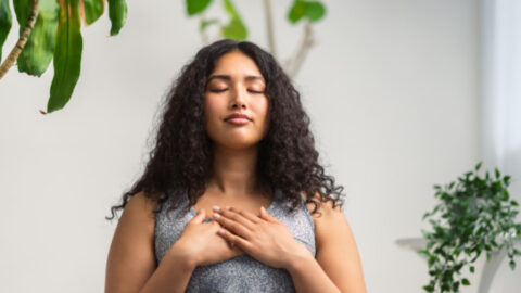 Une femme pratique la respiration profonde. Illustration de la sérénité.