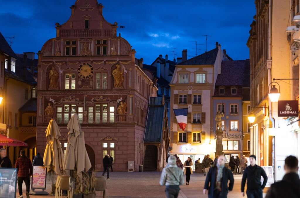 Musée historique de la ville, dans l'ancien Hôtel de Ville, depuis la rue mercière à Mulhouse.