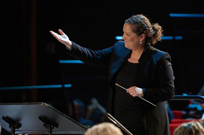 Zahia Ziouani, cheffe d'orchestre, orchestre Divertimento, marraine du festival Visions Sociales 2023 de la CCAS. ©Patrick Fouque