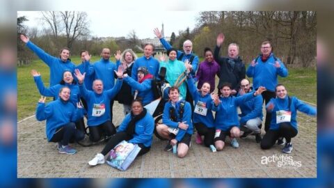 Equipe des Activités Sociales de l'énergie lors du départ de la Course du coeur 2023, Paris.